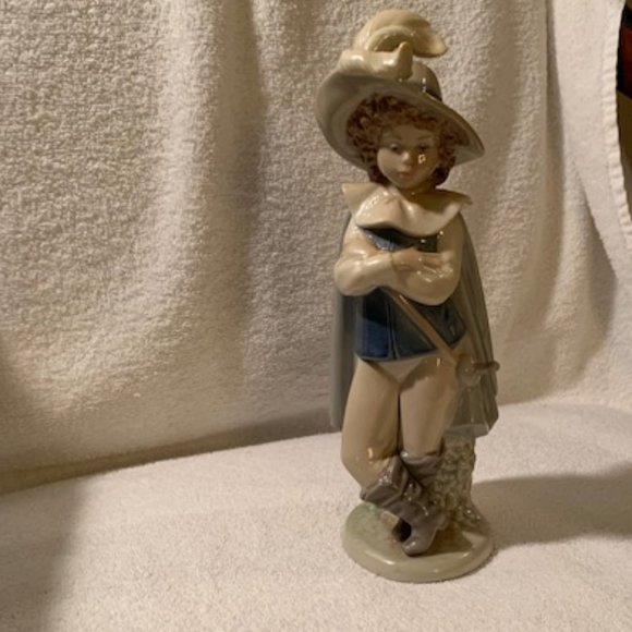 Vintage Lladro NAO Boy Musketeer Swordsman with feather in hat 1987 - Picture 2 of 8